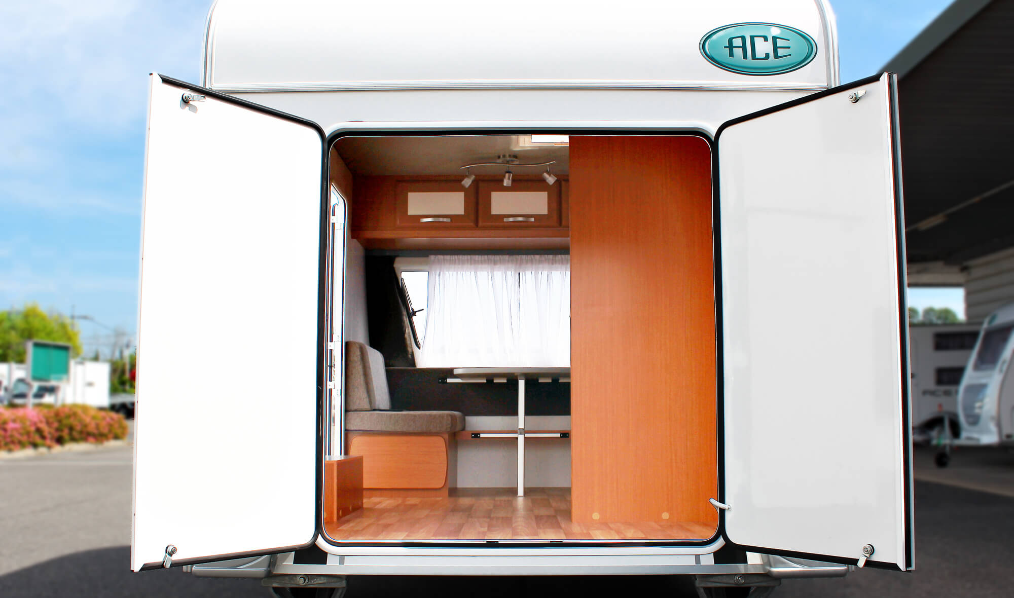 エースワン 330 Room【2名就寝】｜キャンピングトレーラー「Ace Caravans」
